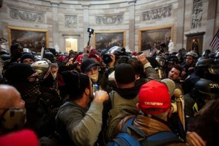 米議会下院は１９日、１月６日に発生したトランプ前大統領支持者らによる議会議事堂への襲撃事件を調査する独立委員会の設置を承認した。写真は同日、議事堂内で撮影（２０２１年　ロイター／Ahmed Gaber）