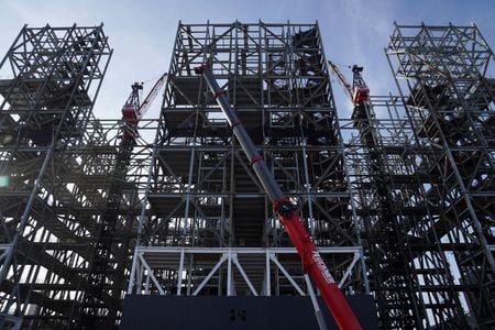 スペースXのロケット工場付近での建設工事。米テキサス州スターベースで3月31日撮影。REUTERS/Gabriel V. Cardenas