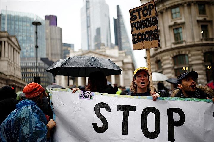 気候変動対策を求め、世界各地の都市で２週間にわたり抗議活動を続けている環境保護団体「エクスティンクション・レベリオン（絶滅への反逆）」はロンドンで新たな活動を展開。写真はスローガンを叫んで道路を占拠する抗議者。１０月１４日、ロンドンで撮影（２０１９年　ロイター/Henry Nicholls）