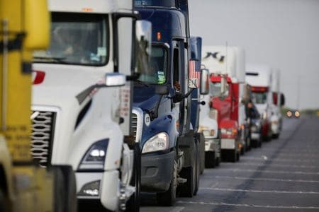 ７月１日に発効する「ＵＳＭＣＡ（米国・メキシコ・カナダ協定）」の下、自動車メーカーとサプライヤーはコンプライアンス違反にかかる罰則を最大１年間回避できる可能性がある。米メキシコ国境で６月撮影（２０２０年　ロイター/Daniel Becerril）