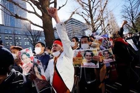 　２月３日、日本在住のミャンマー人数千人が、官公庁が集まる東京・霞が関で抗議集会を開き、クーデターで政権を奪取した国軍に圧力をかけるよう日本政府に呼びかけた。都内の外務省前で撮影（２０２１年　ロイター/Issei Kato）