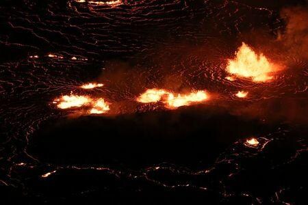 ２９日午後に約１年ぶりに噴火した米ハワイ島のキラウエア火山は３０日午前の時点で山頂の火口が溶岩で満たされ、火山性のスモッグが空を覆っているという。米地質調査所が発表した。２９日撮影（２０２１年　ロイター/USGS/M. Patrick/Handout via REUTERS）