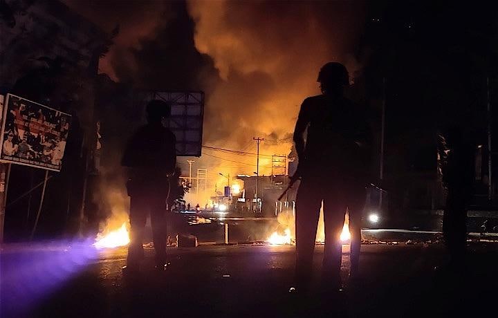 火を付けられた建物の前で警備にあたる兵士ら　Antara Foto Agency - REUTERS