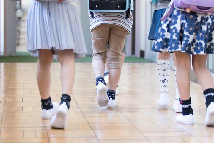 戦後の教育現場で続いた社会への不信が、日本が活力を失ってきた歴史と重なる　Milatas/iStock.