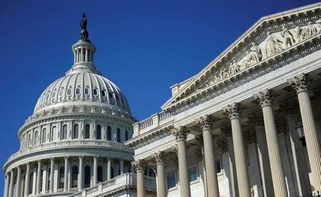 米議会上院は５日、総額８３億ドルの新型コロナウイルス対策予算案を９６対１の圧倒的賛成多数で可決し、トランプ大統領に送付した。ワシントンの連邦議事堂で２０１１年８月撮影（２０２０年　ロイター/Jonathan Ernst）