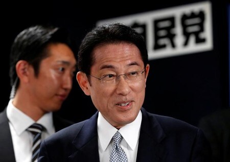 　４月１７日、自民党の岸田派は、政策集を取りまとめ１８日に都内で開催する同派閥（宏池会）会合で公表、パンフレットの形で配布する。２０１７年１０月撮影（２０１８年　ロイター/Kim Kyung-Hoon）