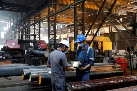 　５月１０日、インド統計省が発表した３月の鉱工業生産指数は前年比４．９％上昇で、ロイター調査によるエコノミスト予想の５．１６％を下回った。写真はインドの西ベンガル州にある工場で４月撮影（２０２４　ロイター／Sahiba Chawdhary）