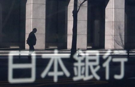 　１１月２５日、日銀の白井さゆり審議委員は、松江市で講演し、消費者物価が目標の２％程度に近づくのは２０１６年度末から１７年度初めとし、日銀の中心的な見通しよりも慎重な見解を示した。写真は日銀、２０１４年１月撮影（２０１５年　ロイター／Yuya Shino）