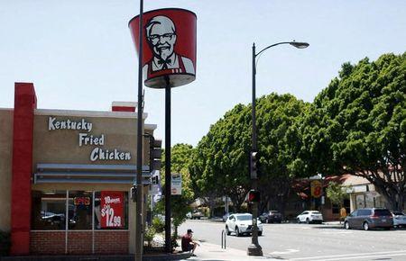 米外食大手ヤム・ブランズ傘下のケンタッキー・フライド・チキン（ＫＦＣ）は４日、米ビヨンド・ミートが手掛ける植物由来の代替肉を使った「フライドチキン」を全米各地で１０日から期間限定で販売すると発表した。写真は、米カリフォルニア州パサデナのKFC店舗。2016年7月11日に撮影。（2022年　ロイター／Mario Anzuoni）