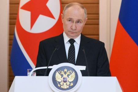 　６月２４日、韓国、米国、および日本の高官らは、ロシアのプーチン大統領（写真）の最近の北朝鮮訪問が深刻な懸念を引き起こしたとし、北朝鮮とロシアの軍事協力深化を「可能な限り強い言葉で」非難した。写真は１９日、北朝鮮の平壌で撮影、提供写真（２０２４　ロイター／Sputnik）