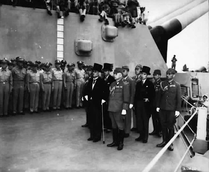 1945年9月2日、東京湾内の米戦艦ミズーリ号で降伏文書調印式が行われた　US Air Force/REUTERS