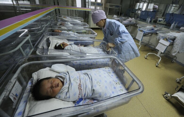 ５月２１日、報道によると、中国は、１家族が設けられる子どもの数に対する制限の撤廃を検討している。安徽省の病院で２０１１年４月撮影（２０１８年　ロイター）