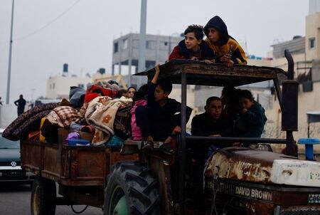 世界保健機関（ＷＨＯ）のパレスチナ自治区ガザ代表は５日、イスラエル軍がガザ南部の中心都市ハンユニスとラファの周辺で空爆を激化させており、状況は刻々と悪化していると述べた。写真は１２月５日、ガザ地区南部のラファでイスラエル軍の空爆から逃れる人々（２０２３年　ロイター／Mohammed Salem）