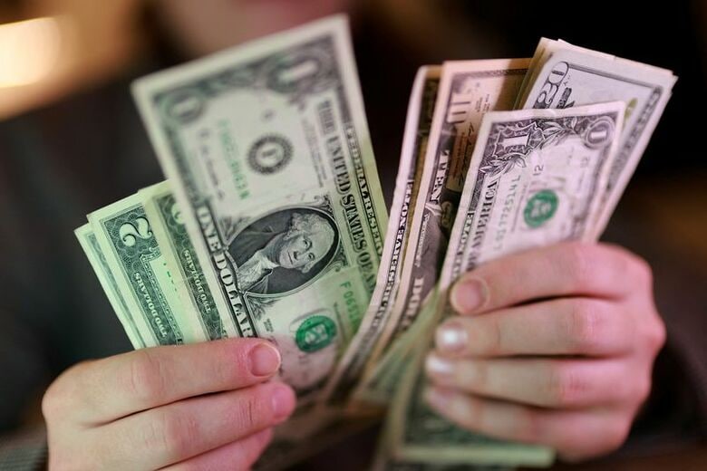 写真は米ドル紙幣。3月24日撮影。REUTERS/Dado Ruvic