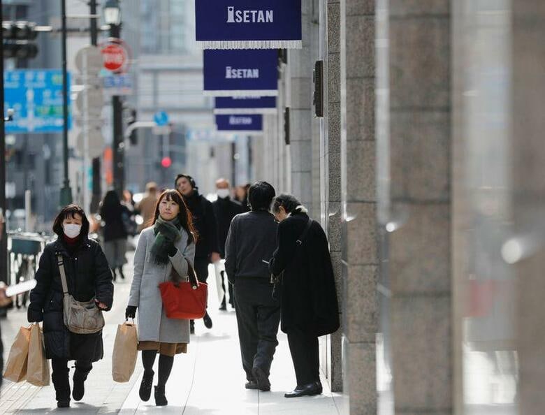 日本百貨店協会が発表した3月の全国百貨店売上高は、新型コロナウイルス感染拡大の影響を受け、店舗数調整後で前年比33.4％減の3403億円で、過去最大のマイナス幅を記録した。都内の百貨店前で2018年1月撮影（2020年　ロイター/Kim Kyung-Hoon）