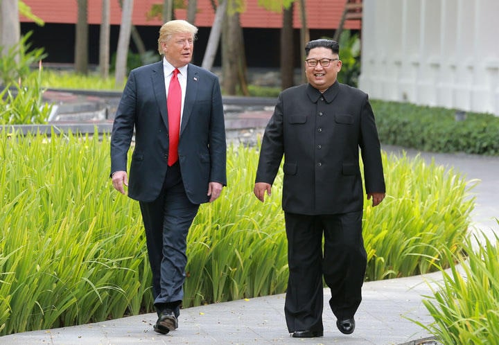 金正恩に、会えばご機嫌のトランプ（2018年6月、シンガポールで）　KCNA/REUTERS