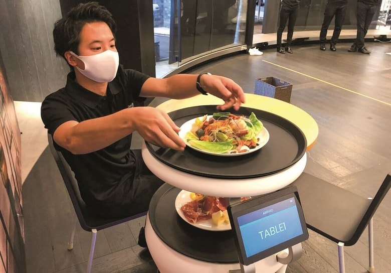 日本の労働力不足を補うのは最新鋭の配膳ロボット　AKIRA TOMOSHIGEーREUTERS