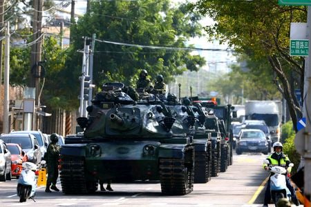 　台湾の軍事戦略家は、ロシアのウクライナ侵攻を受け、巨大な隣国中国が武力による占領の脅威を現実に移した場合の戦術を研究している。写真は台湾での軍事訓練で、Ｍ６０戦車を走らせる兵士ら。２０２０年１１月撮影（２０２２年　ロイター/Ann Wang）