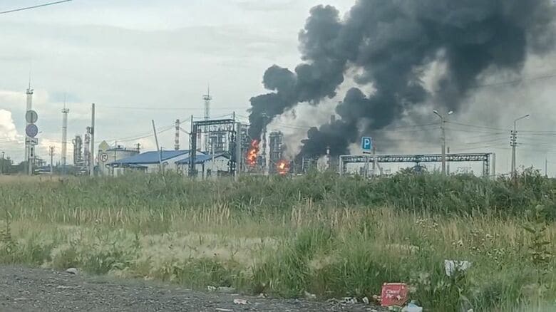 7月6日、火災が発生したロシア・オムスク製油所。同地域の知事はウクライナのドローン攻撃を受けたとしている。ソーシャルメディアに投稿された映像より。REUTERS