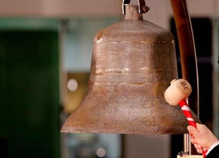 　４月２日、前場の東京株式市場で、日経平均は前営業日比１５４円３４銭安の１万７９１１円０７銭となり、続落した。写真は２０１９年１２月、東京証券取引所で撮影（２０２０年　ロイター/Kim Kyung）Hoon