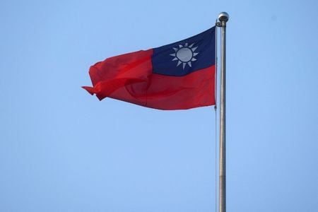 2022年7月28日、台湾・台北にある自由広場に掲げられている台湾の旗。ロイター/アン・ワン