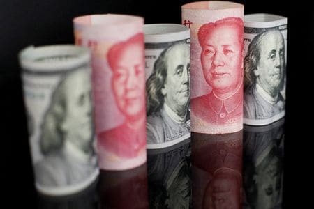 　９月２６日　中国の１年物ドル／人民元スワップが２６日にマイナス２７２０ポイントまで低下し、２００８年６月以来の低水準となった。写真はドルと人民元の紙幣で、２０２２年９月に撮影（２０２３年　ロイター／Florence Lo）