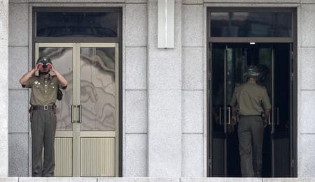 　８月２０日、韓国軍は北朝鮮に向けて数十発の砲弾を発射した。写真は板門店の北朝鮮兵士。昨年７月撮影（２０１５年　ロイター/KIM HONG-JI）