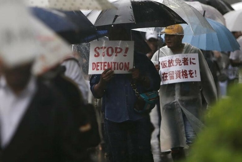 １２月１６日、日本で難民申請をした外国人は１０月末時点で６１６０人に上り、５年連続で過去最多を更新したことが分かった。写真は在留資格を求めてデモ行進する難民申請者。９月撮影（２０１５年　ロイター/Yuya Shino）