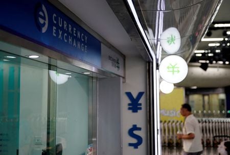 　中国人民銀行（中央銀行）が発行する金融時報は１８日、最近の経済統計の改善と国内物価の底打ちを受けて人民元は安定するとの見方を明らかにした。上海で２０１９年８月撮影（２０２３年　ロイター／Aly Song）