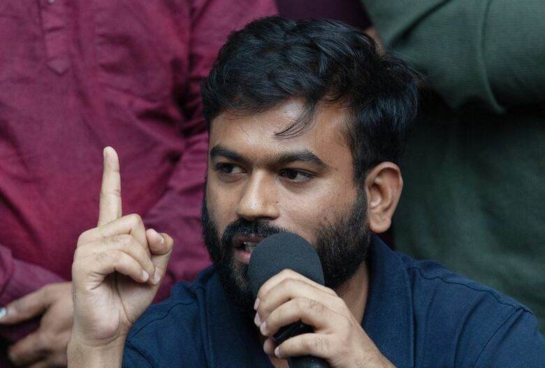 インドメディアによると、「ゴキブリ人民党」の創設者アビジート・ディプケ氏が警察に逮捕された。１５日ニューデリーで撮影。 REUTERS/Adnan Abidi