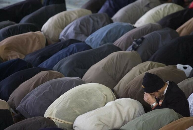 　５月１２日、今年１月にサウジアラビアと断交した影響で、イランのイスラム教徒が９月のメッカ巡礼に行かれない見通しが強まっている。写真はイラン・テヘラン大学で祈るイラン人イスラム教徒。２００９年１１月撮影（２０１６年　ロイター／Morteza Nikoubazl）