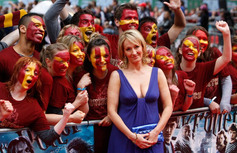 世界中の子供と大人が夢中になった「ハリー・ポッター」の生みの親J・K・ローリングは、会ってみると、とても賢く、気さくでユーモアがあり、セクシーな女性でもあったと本誌記者は振り返る（2009年、ロンドンで行われたシリーズ第6作の映画のワールドプレミアで）　Luke MacGregor-REUTERS