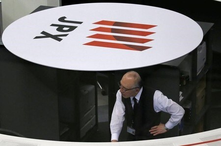 　７月２５日、前場の東京株式市場で、日経平均株価は前日比１００円３５銭高の２万２６１０円８３銭となり、続伸した。写真は東京証券取引所で２月撮影（２０１８年　ロイター／Toru Hanai）
