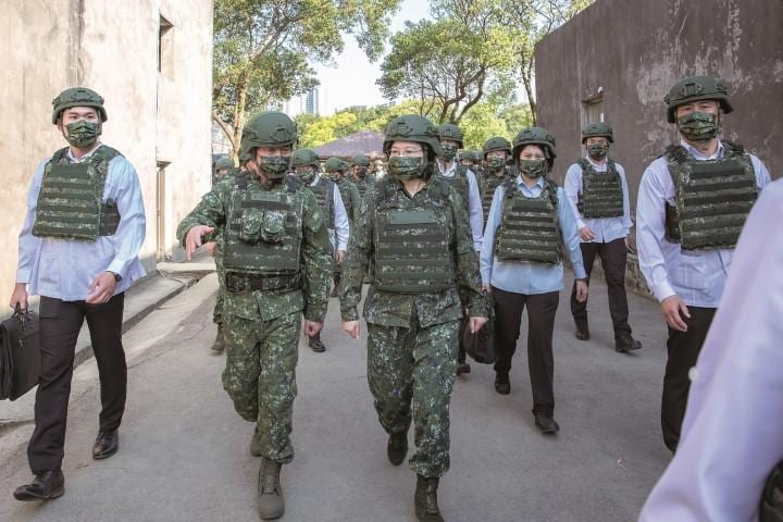 3月12日に台北郊外で行われた予備役の訓練を視察する蔡（中央）　WANG YU CHINGｰOFFICE OF THE PRESIDENT, ROC (TAIWAN)