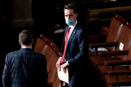 　１月６日　米ミズーリ州の地元紙「カンザスシティー・スター」は６日、トランプ大統領の支持者が連邦議会に乱入し、死者が出た問題を巡り、同州選出のジョシュ・ホーリー上院議員（写真）を激しく批判する社説を掲載した。１月６日、ワシントンの連邦議会で撮影（２０２１年　代表撮影）
