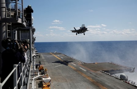 　３月２３日、米軍は最新鋭のステルス戦闘機「Ｆ３５Ｂ」を強襲揚陸艦「ワスプ」上で運用する様子を初めて報道陣に公開した。写真は強襲揚陸艦「ワスプ」上で着陸態勢に入るステルス戦闘機「Ｆ３５Ｂ」（２０１８年　ロイター/Issei Kato）