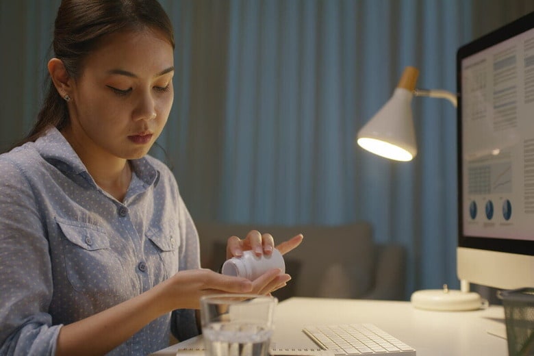 子どもは学校を休まず、大人は仕事を休まないのが良しとされる日本社会（写真は本文と関係ありません）　Chay_Tee-shutterstock