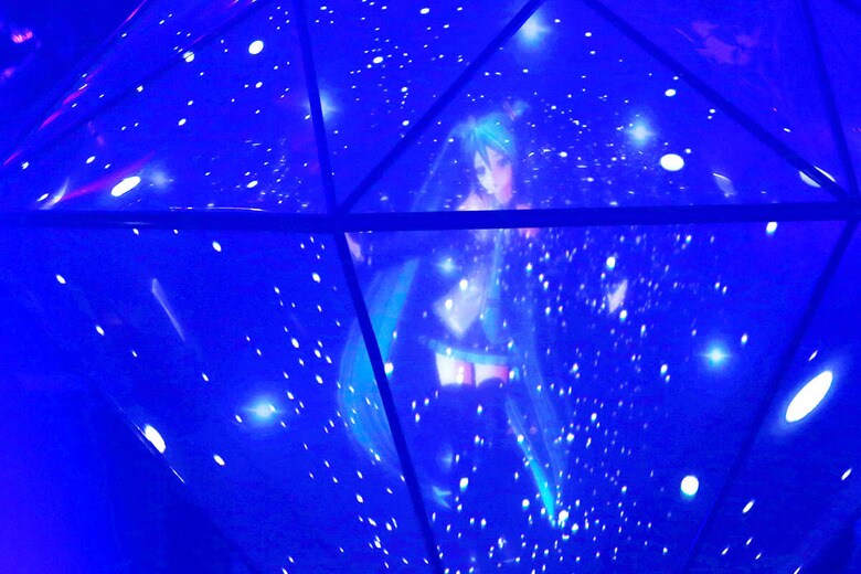 舞浜アンフィシアターで開催された2014 MTV Video Music Awards Japanに出演した初音ミク（2014年6月）　Yuya Shino-REUTERS