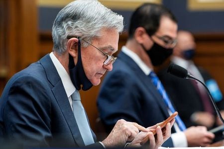 ２月３日、米連邦準備理事会（ＦＲＢ）のパウエル議長（写真）は院公聴会で、新型コロナウイルス禍からの景気回復に向けた方策について語る中、時代遅れとなった経済学の定説を捨てるＦＲＢの姿勢も垣間見せた。ワシントンで２０２０年１０月代表撮影（２０２１年　ロイター）