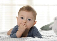 「ショックすぎる...」赤ちゃんが「おじいちゃんの遺灰」を食べちゃった！「まさかの惨劇」映像に「もう笑うしかない」
