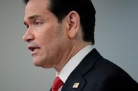 ホルムズ海峡で民間船員10人死亡、米は防衛的行動を取る＝国務長官