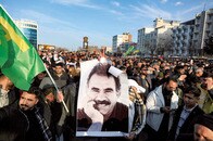 クルド停戦はなぜ突然動き始めたのか？...「唐突な和解ムード」の背景からエルドアンがちらり