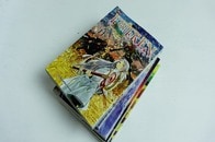 【動画】煙の中で消火活動にあたる、勇者ヒンメルに扮したコスプレイヤー