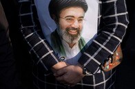 イランの次期最高指導者、モジュダバ・ハメネイとは何者か？　トランプは「軽量級」と嘲るが...