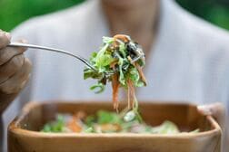 今回はアメリカ史上最悪級？　サラダ野菜や果物に寄生虫が…繰り返される集団感染