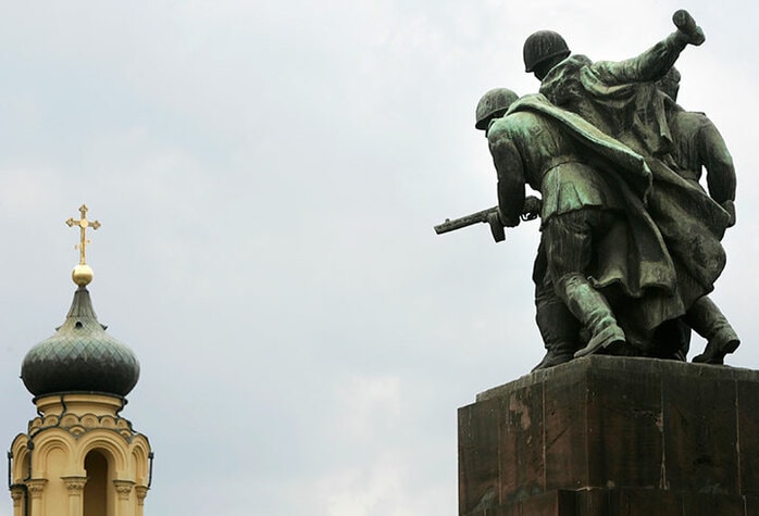 ソ連支配の記憶を消したいポーランド、「報い」を誓うロシア