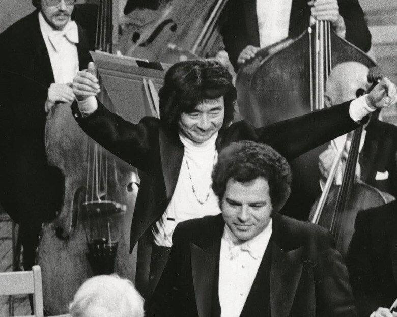 ボストン交響楽団の100周年記念コンサートを終えス テージを去るパールマン（下）と小澤（1981年10月）TED DULLYーTHE BOSTON GLOBE／GETTY IMAGES