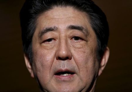 　３月１日、安倍晋三首相（写真）は衆議院での２０１６年度予算成立後に国会内で記者会見し、年初来の金融市場の急変を受けて「国際金融経済分析会議」を開催すると正式発表した。１月撮影（２０１６年　ロイタ/Yuya Shino）