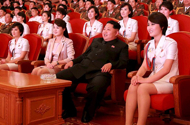写真は2015年の朝鮮労働党創建70周年の祝賀式典で夫人らとともに楽団の演奏を鑑賞する金正恩　KCNA-REUTERS