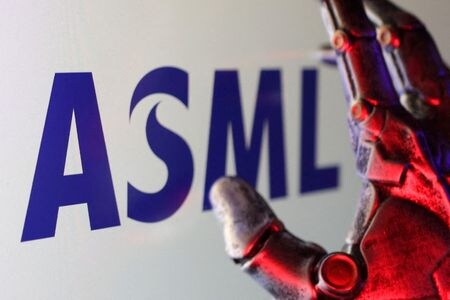 　１０月１５日、オランダの半導体製造装置大手ＡＳＭＬが発表した第３・四半期の受注額は５４億ユーロ（６２億７０００万ドル）と、市場予想の５３億６０００万ユーロを上回った。写真は同社のロゴ。２月撮影（２０２５年　ロイター／Dado Ruvic）